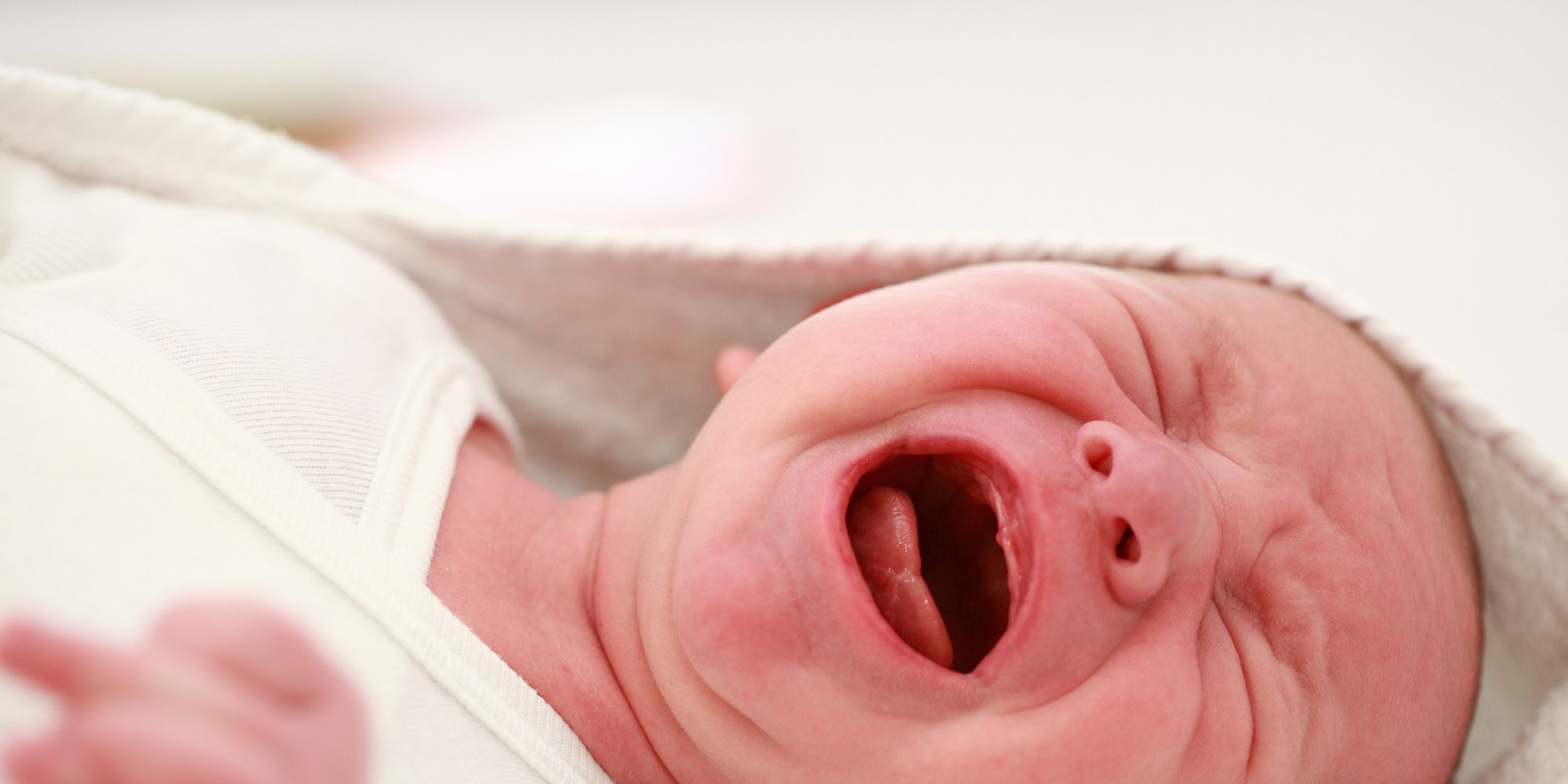 Новорожденный сильно плачет. Младенец плачет. Новорожденный кричит. Крик новорожденного ребенка. Новорожденный ребенок плачет.